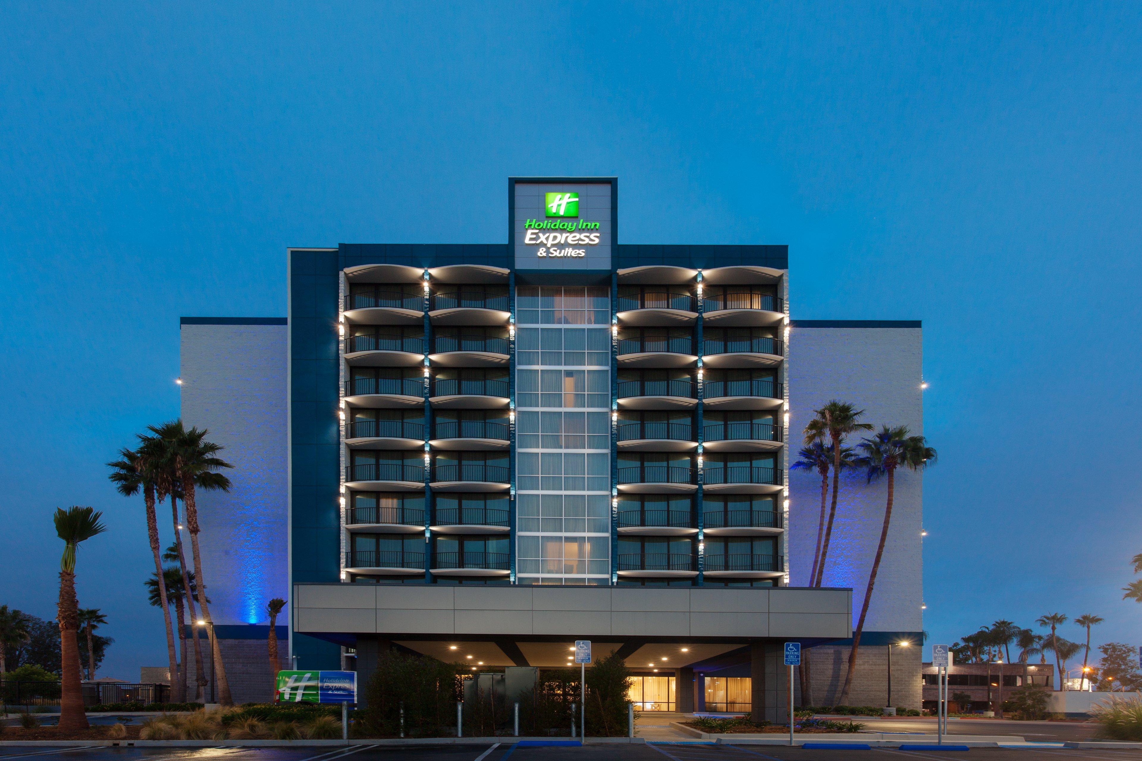 Holiday Inn Express & Suites Santa Ana - Orange County By Ihg Exterior photo