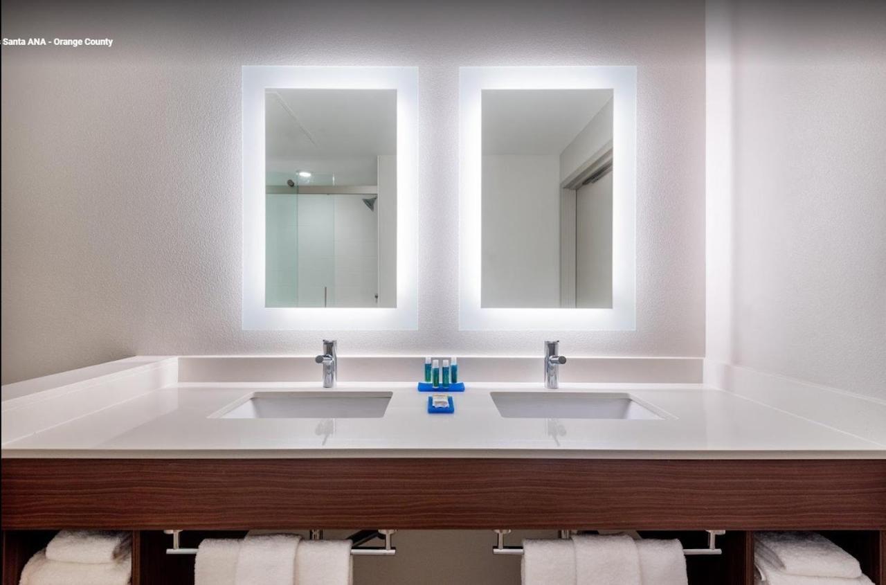 Holiday Inn Express & Suites Santa Ana - Orange County By Ihg Exterior photo
