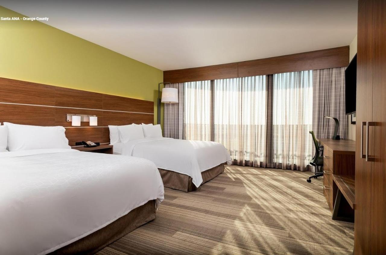 Holiday Inn Express & Suites Santa Ana - Orange County By Ihg Exterior photo